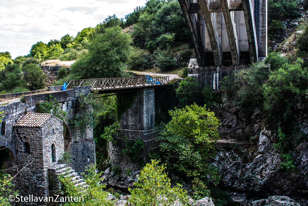 De brug over de Alfios-rivier, met kapelletje