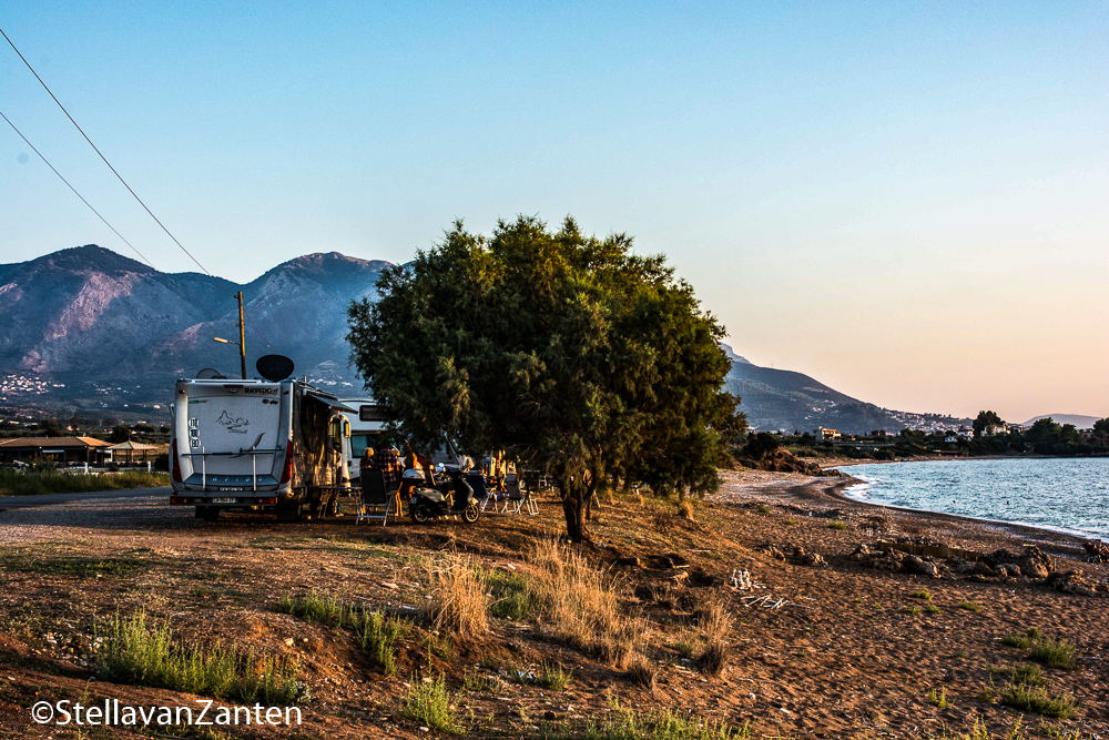 In Kalo Nero zetten we de camper tussen de weg en het strand