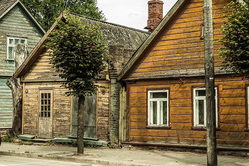 Verveloze, houten huizen in het centrum van Vöru