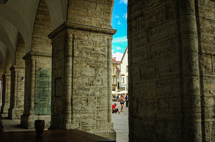 De pijlers van het stadhuis met zicht op het Raadhuisplein