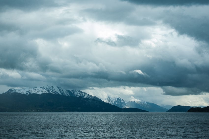 witte toppen langs het Hardangerfjord