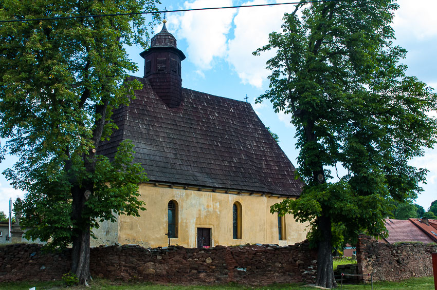 Kerk in pasteltinten met gestapelde muurtjes