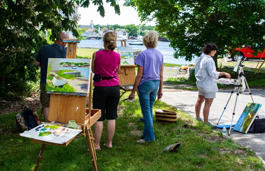 cursisten schilderen een stilleven aan de haven