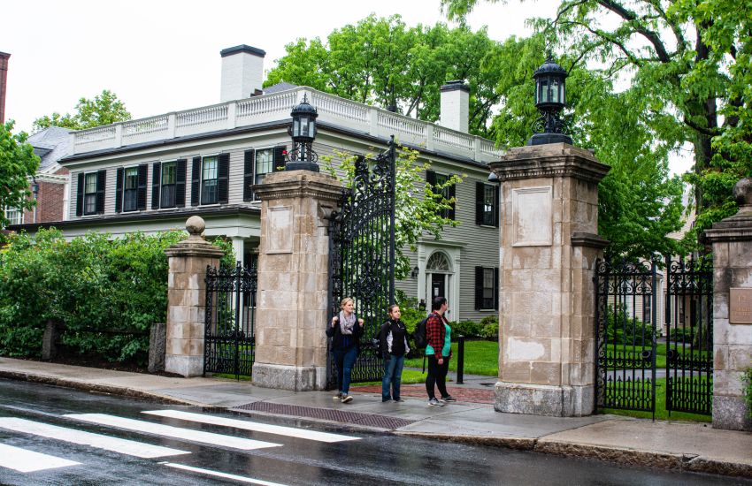 een van de ingangen van Harvard University