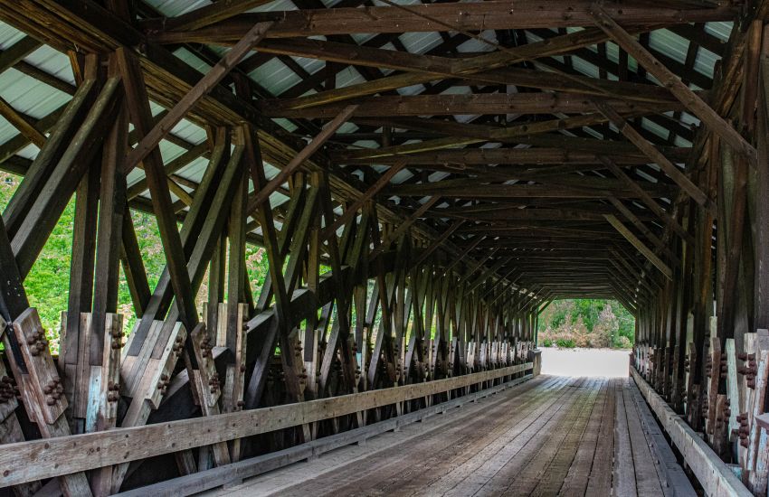 de enorme houtconstructie van de Rowell bridge