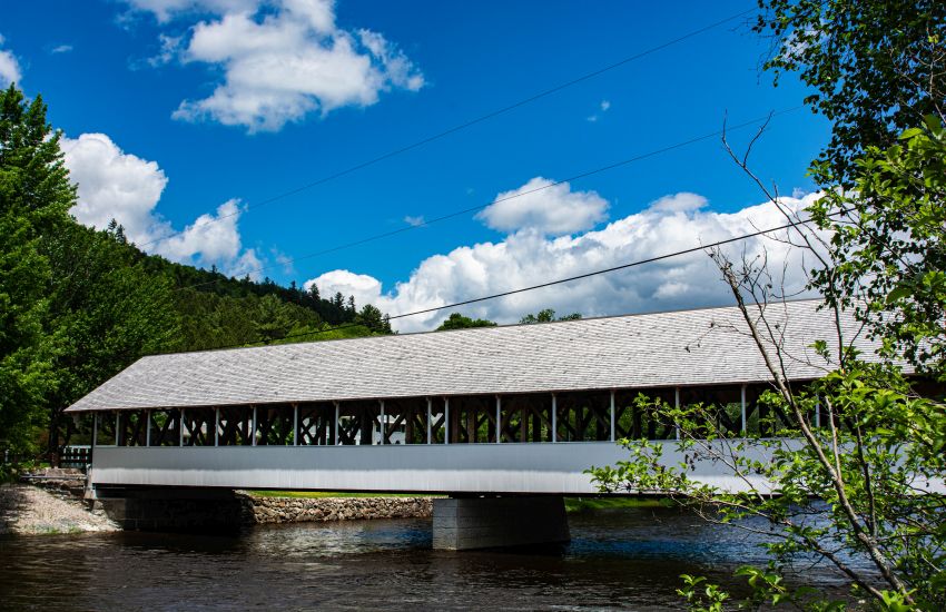 de Stark brug over de Upper Ammonoosuc rivier
