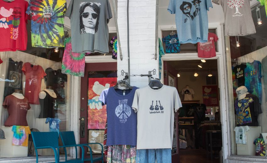 winkel in Woodstock vol met hippie-kleding
