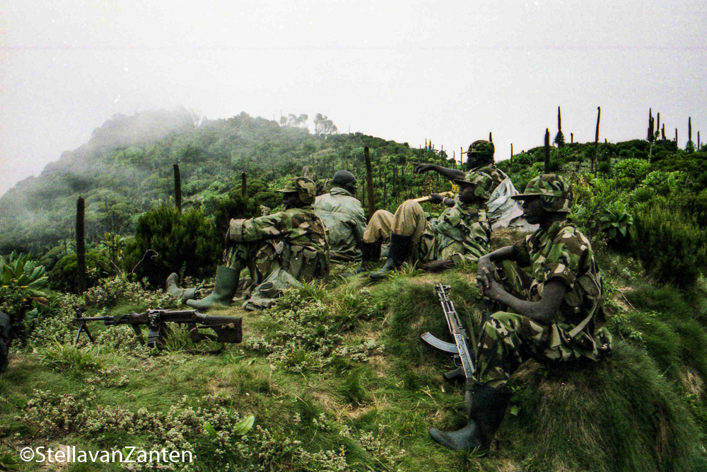 Zwaar bewapende soldaten rusten uit op de top