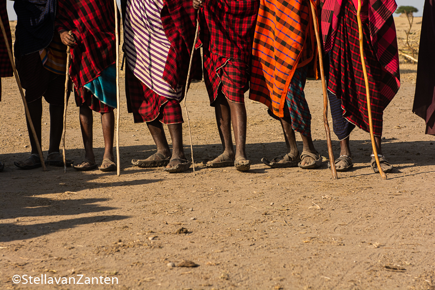 Masai in hun traditionele kleding, ruiten en alle soorten rood
