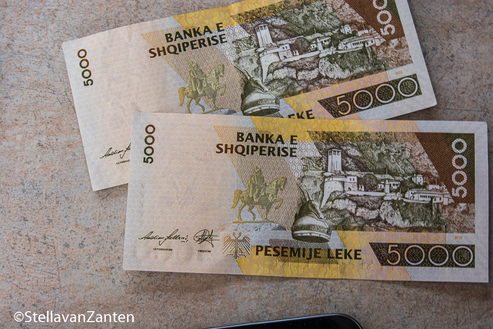 Albanees geld, veelal te gebruiken in kleinere winkels