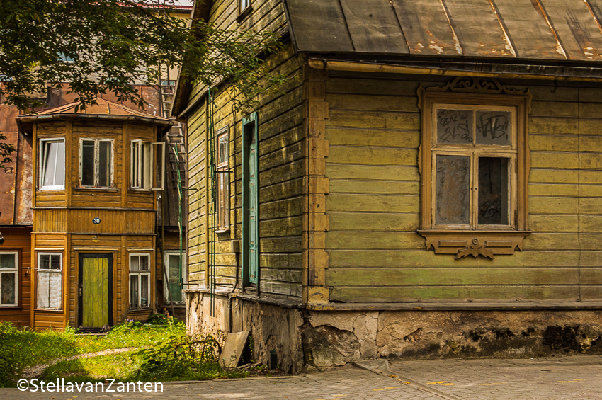 Verfloze, houten huizen in het centrum van Vöru
