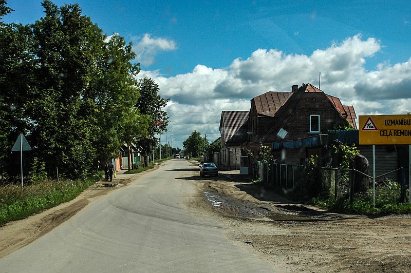 (Benodigde) wegwerkzaamheden in doodstil dorp in Letland