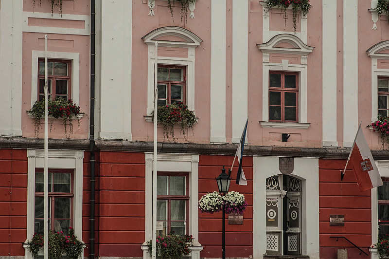 Een deel van de pastelkleurige voorgevel van het stadhuis van Tartu