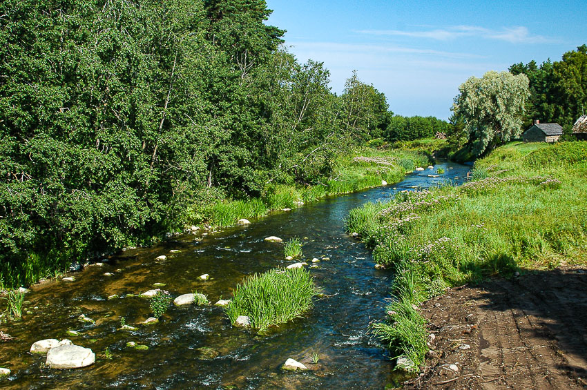 riviertje met boerderij temidden van natuur