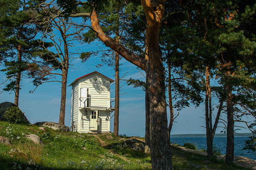 klein houten huis aan het begin van Käsmu-eiland