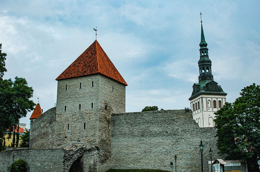deel van de oude stadsmuur met torens