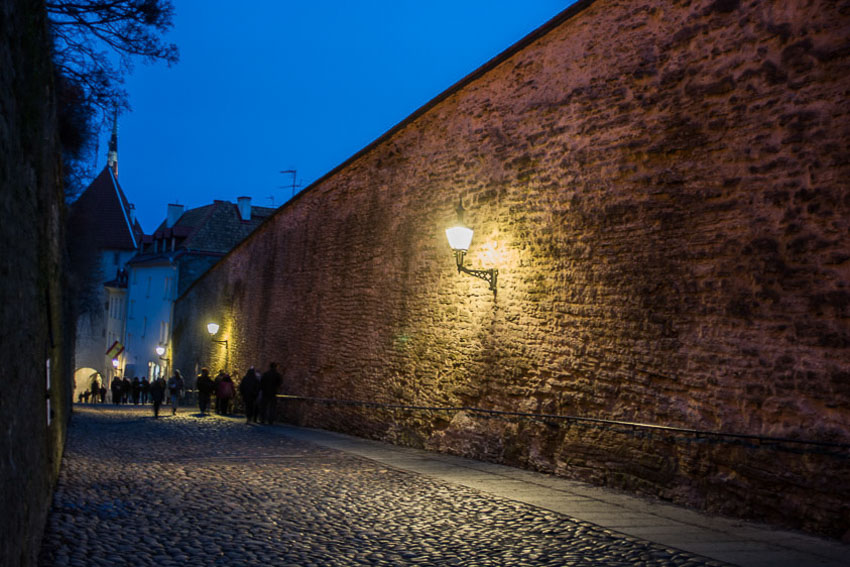 geplaveide straat tussen oude stadsmuren