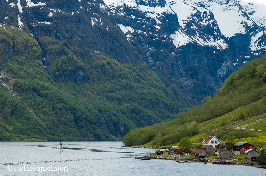 her en der in het fjord ligt een kleine nederzetting
