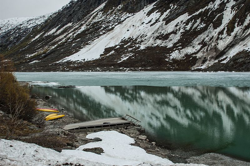 het gletsjermeer met gekleurde kano's
