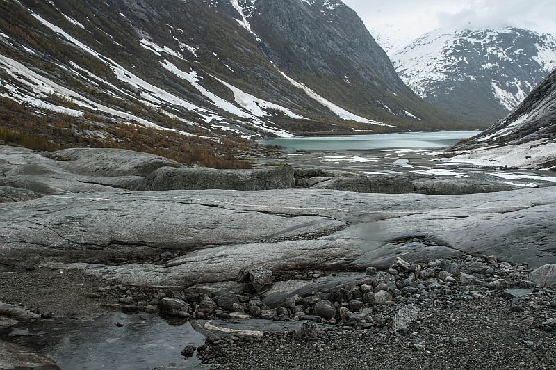 het gletsjermeer gezien vanaf de rotsen