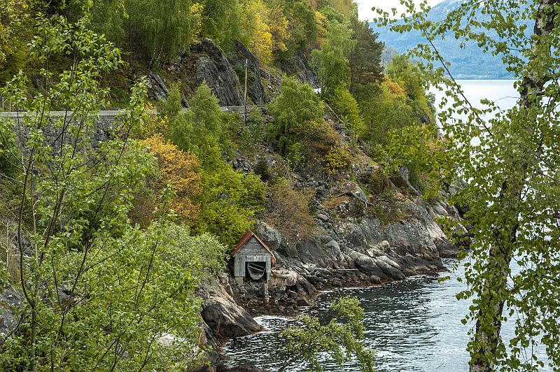 boothuis op de oever van het Sognefjord