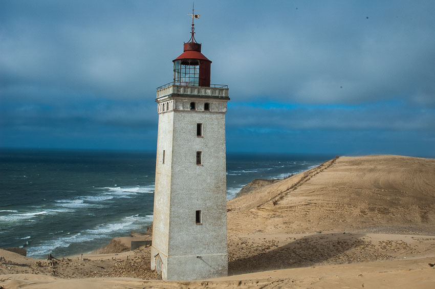 de vuurtoren wankelt aan de rand van het klif