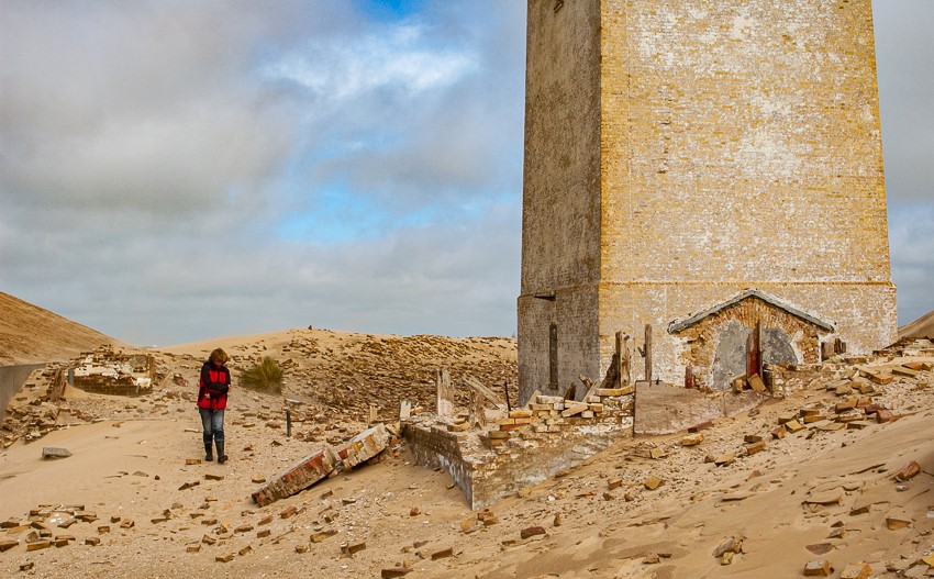 aan de voet van de toren giert en buldert de wind uit zee
