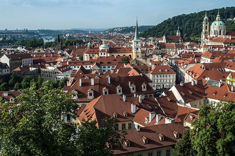Vanaf de trappen zicht op de rode daken van Praag
