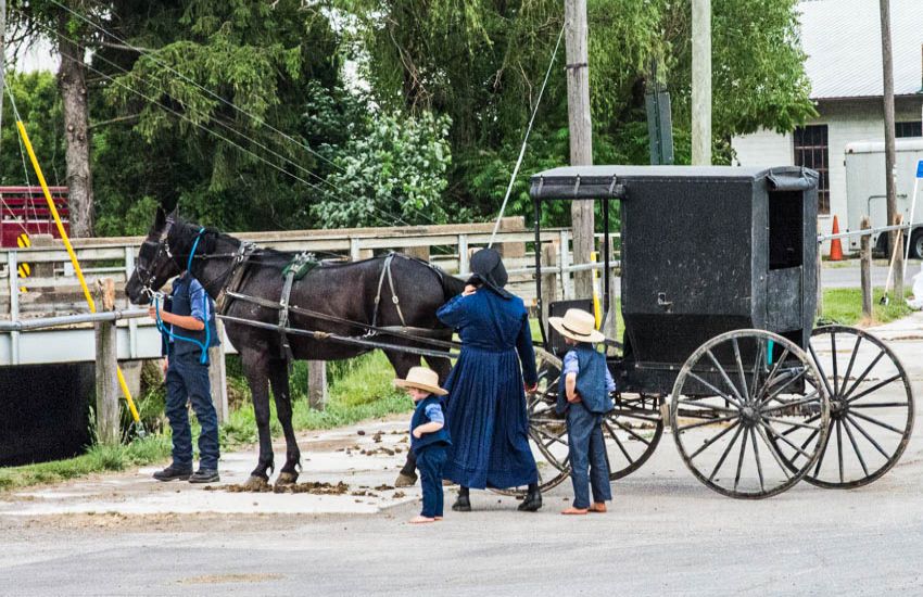 Amish 'parkeren' het paard voordat ze de winkel in gaan