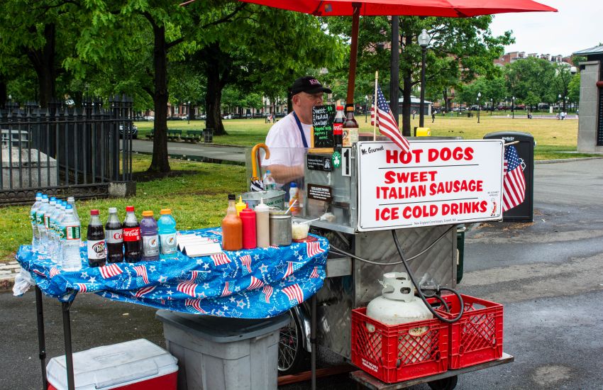 hot dog-kar met Italiaanse worsten voor de rammelende magen