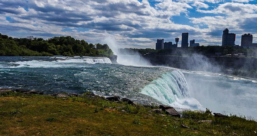 de Niagara rivier aan Amerikaanse kant, vlak voor de watervallen