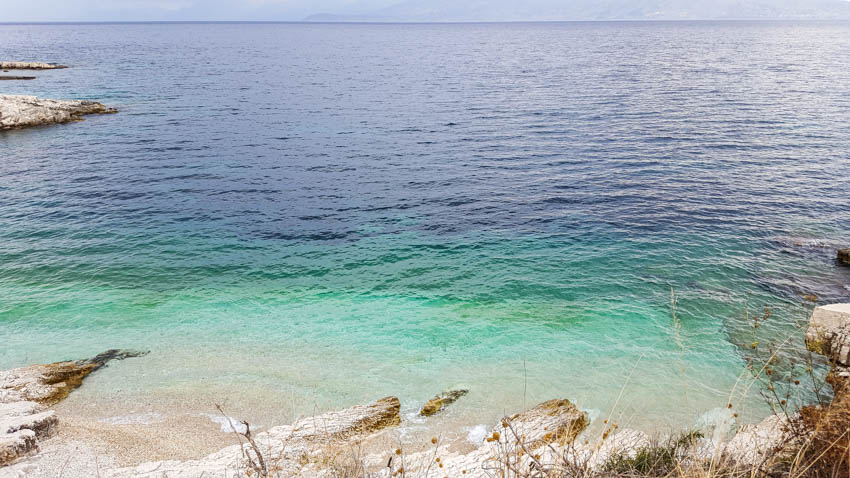 het kiezelstrand met turquoise zeewater van Bataria, in Kassiopi