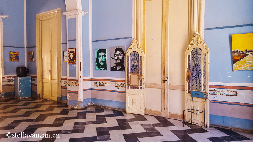 een museum vol met portretten van Che Guevara 