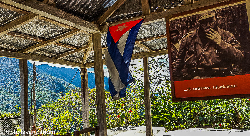 de Cubaanse vlag en een portret van Castro sieren Casa Medina