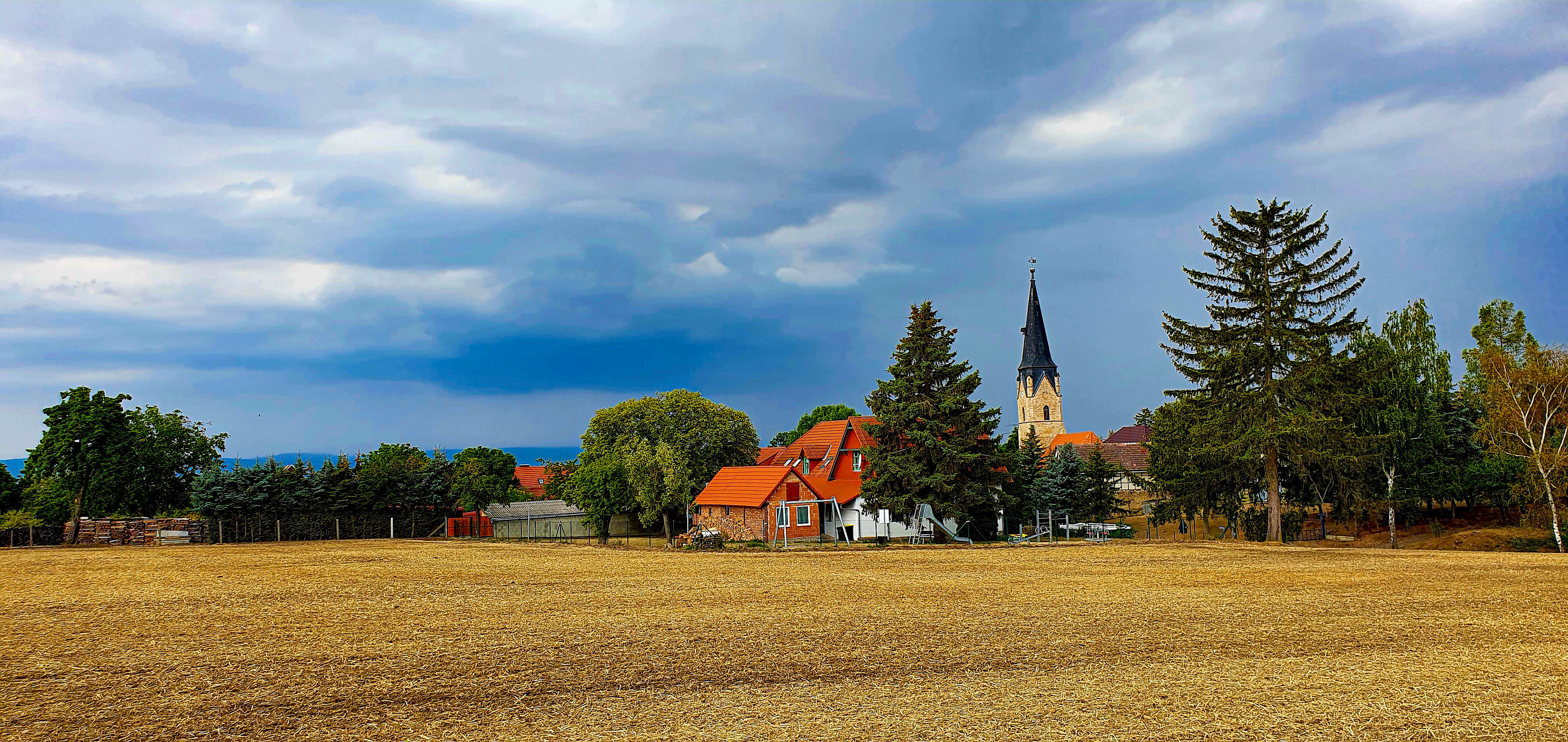 oud (boeren) dorp met altijd een kerktoren