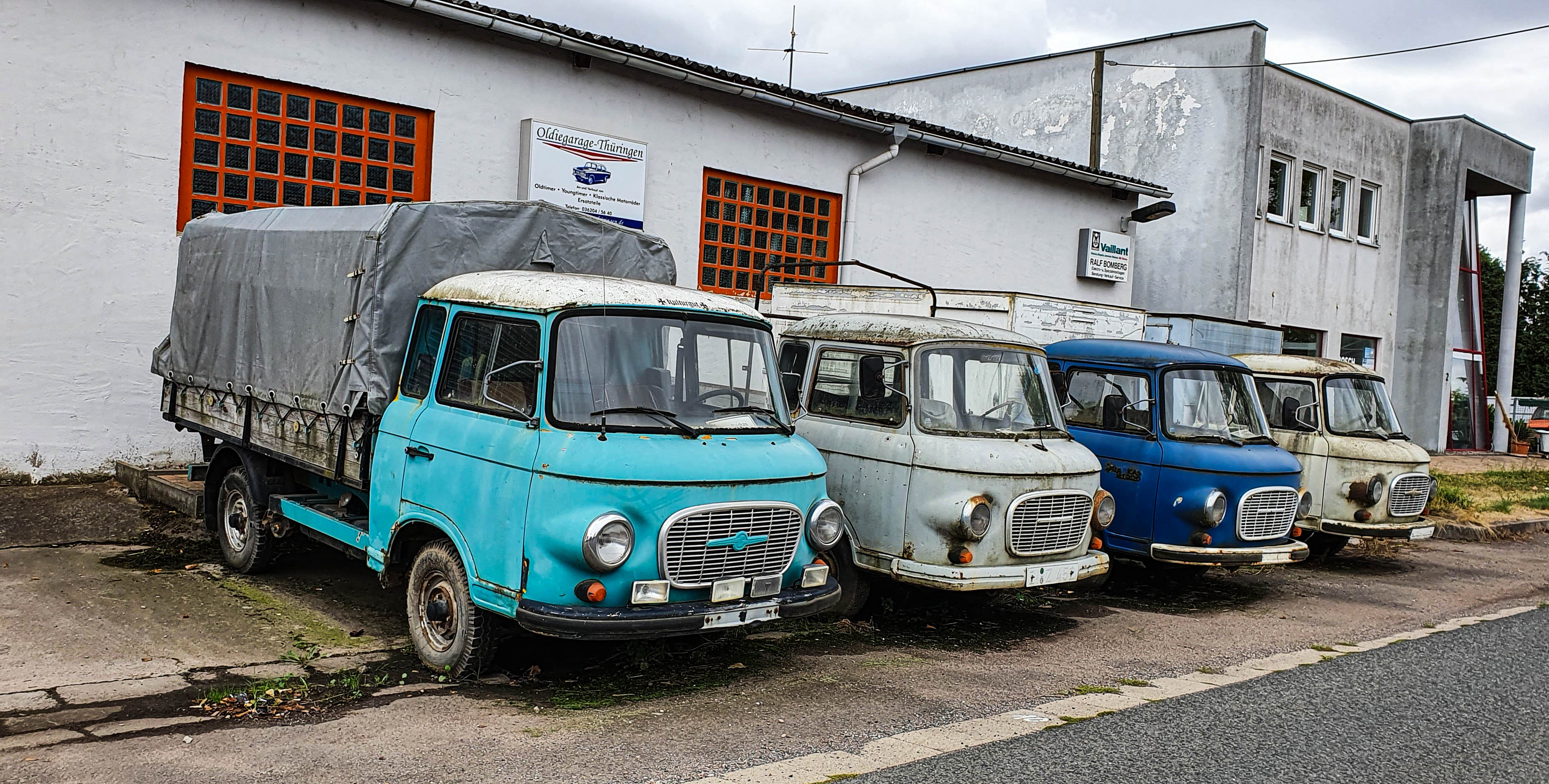 de Oldiegarage Thüringen, voor de deur staan diverse oldtimer vrachtwagens geparkeerd