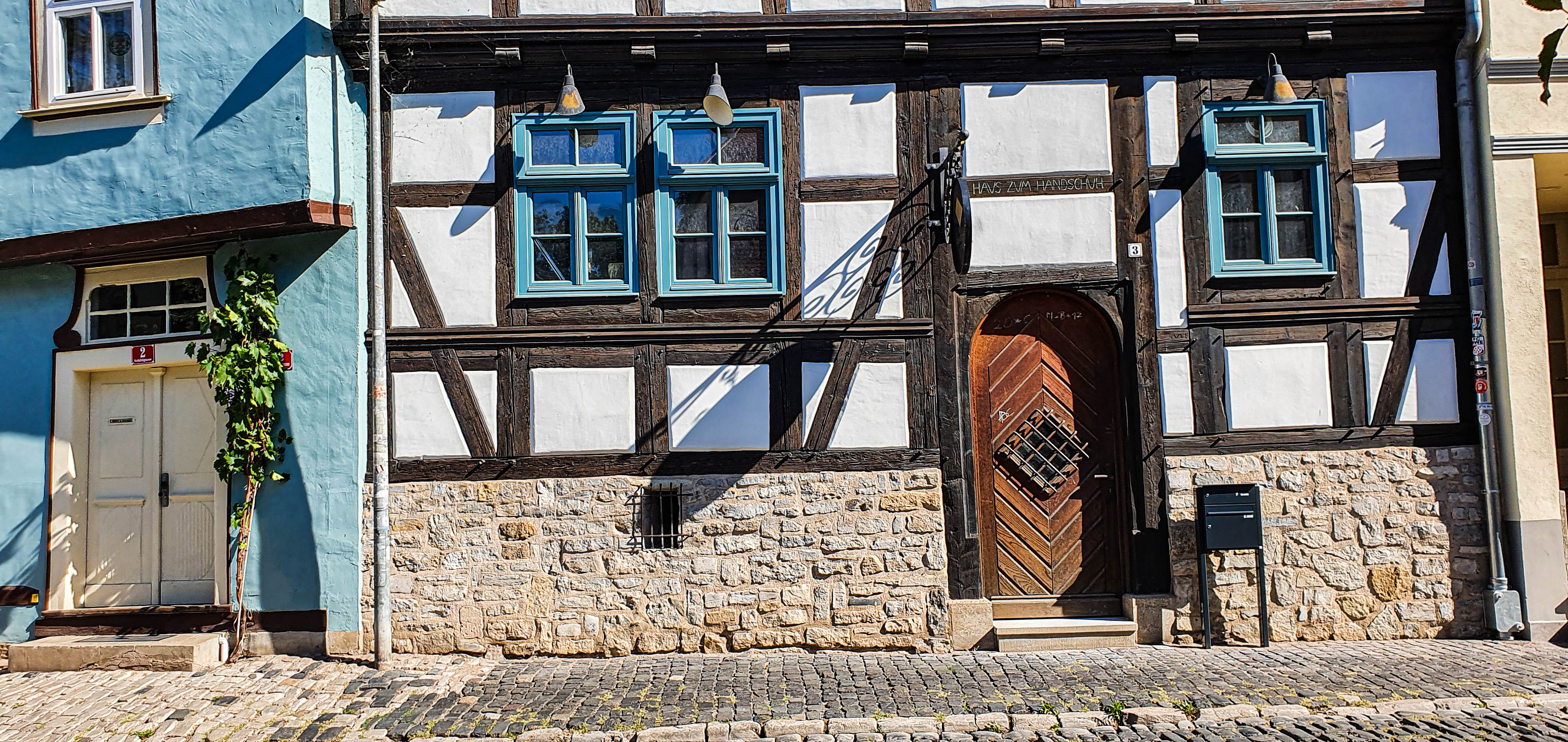 gerenoveerd vakwerkhuis met blauwe ramen in Erfurt